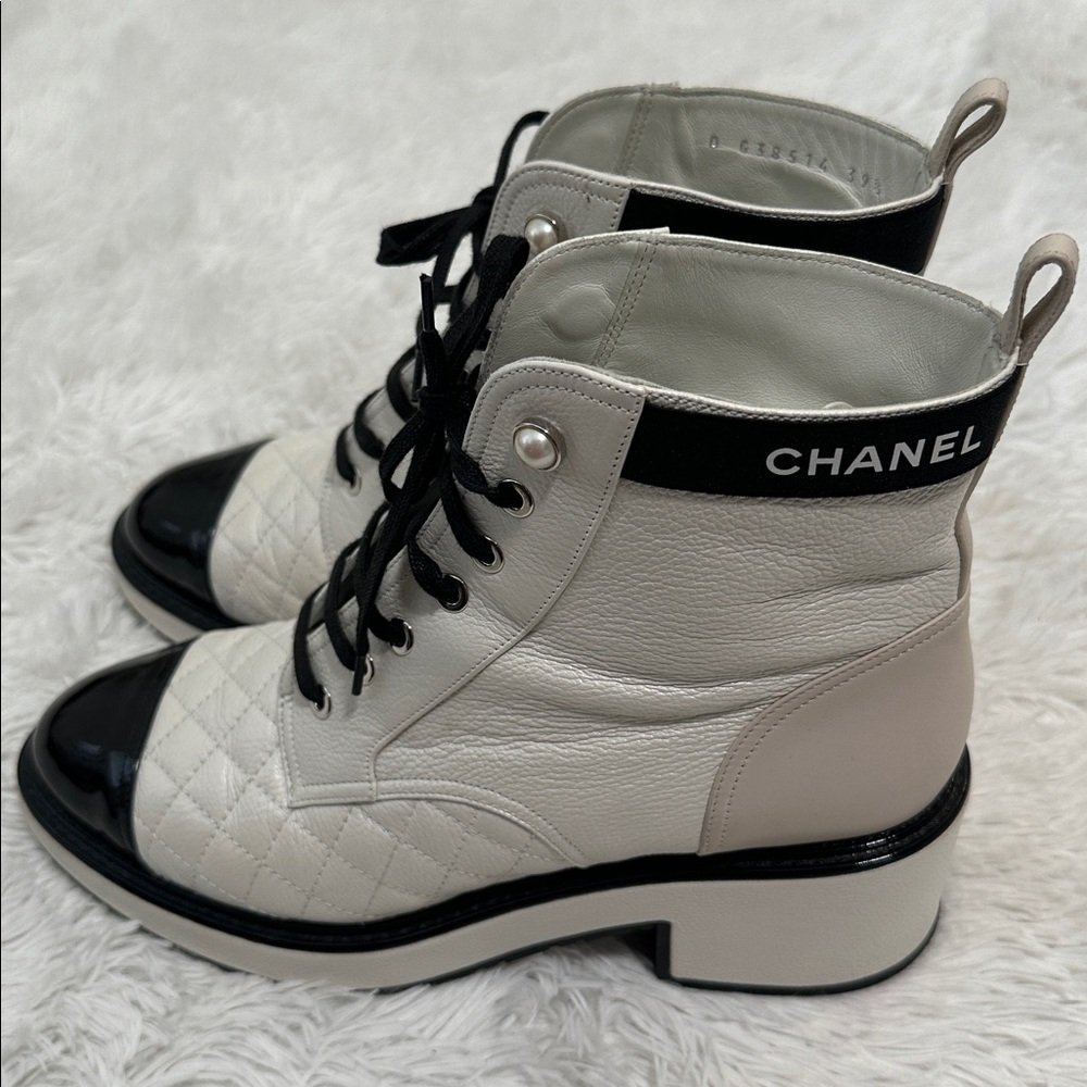 ❤️ AUTHENTIC! Chanel White Leather Lace Up Boots with Faux Pearl Detail - Picture 5 of 15